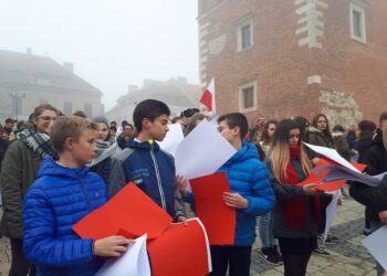 Sandomierz: Na rynku powstanie żywa biało-czerwona flaga.