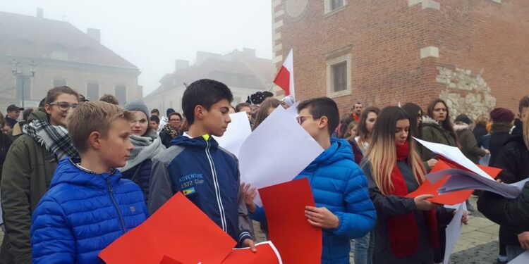 Sandomierz: Na rynku powstanie żywa biało-czerwona flaga.
