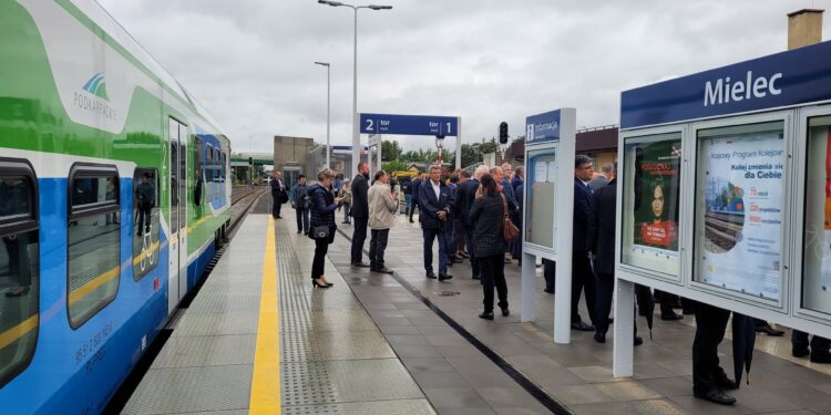 Mielec: Trwa porządkowanie terenu wokół dworca PKP.