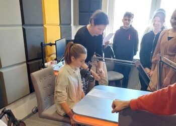 Tarnobrzeg. „Łamali języki” w radiowym studiu.