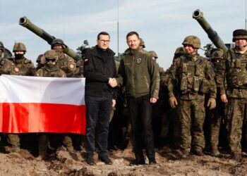 Nowa Dęba. Premierzy Polski i Słowacji obserwowali ćwiczenia wojskowe na poligonie