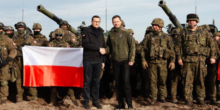 Nowa Dęba. Premierzy Polski i Słowacji obserwowali ćwiczenia wojskowe na poligonie