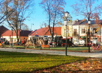 Stalowa Wola: Plac zabaw na rozwadowskim rynku potrzebuje odgrodzenia od ulicy