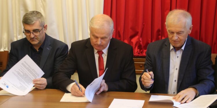 Ulanów: Umowa na modernizację 9 dróg podpisana