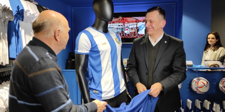 Mielec: Grzegorz Lato zaprezentował replikę koszulki z sezonu 1972/1973