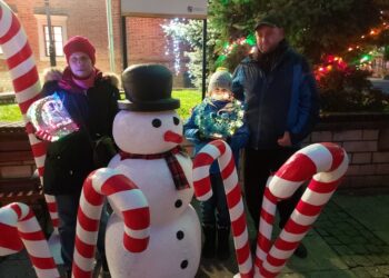 Sandomierz: Kiermasz Mikołajkowy mimo chłodu przyciągnął mieszkańców i turystów.