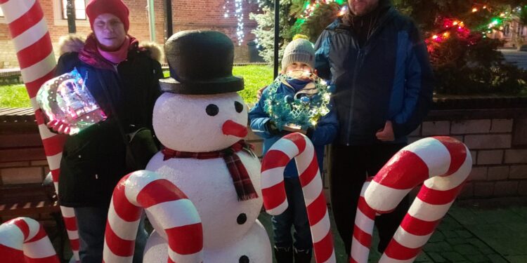 Sandomierz: Kiermasz Mikołajkowy mimo chłodu przyciągnął mieszkańców i turystów.