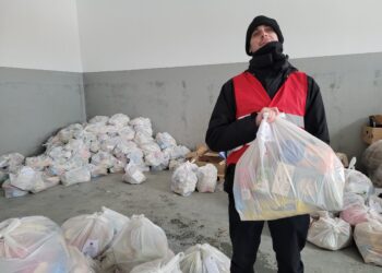 Sandomierz: Caritas rozpoczęła wydawanie paczek świątecznych.