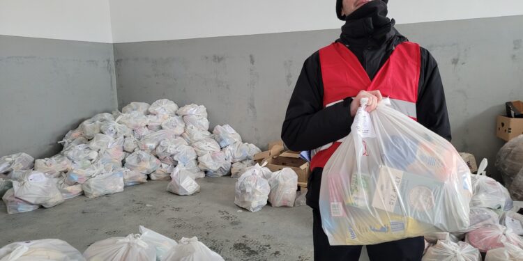 Sandomierz: Caritas rozpoczęła wydawanie paczek świątecznych.