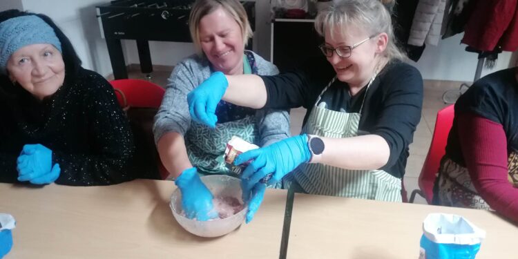 Sandomierz: Pasjonaci gotowania samodzielnie przygotowali swojską wędlinę.