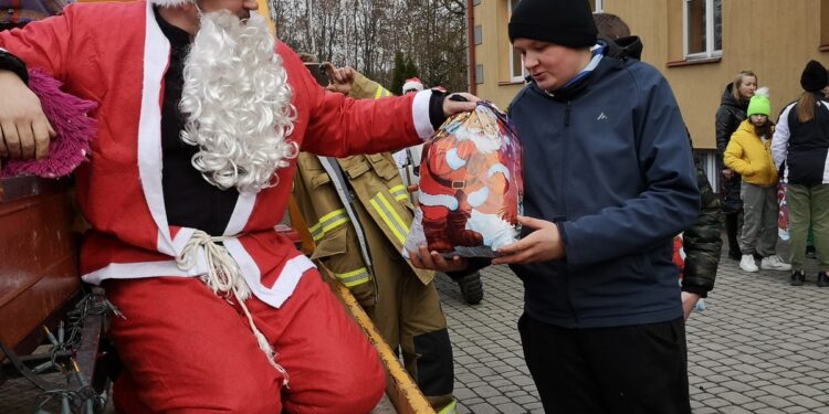Mielec, Skopanie. Prezenty dla podopiecznych domu dziecka od zmotoryzowanych mikołajów