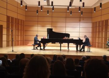 Tarnobrzeg. Pełna widownia podczas „Koncertu na dwa fortepiany”.