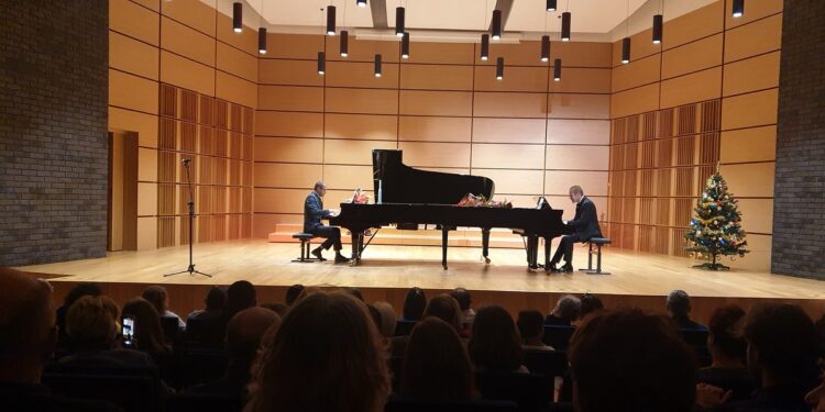 Tarnobrzeg. Pełna widownia podczas „Koncertu na dwa fortepiany”.