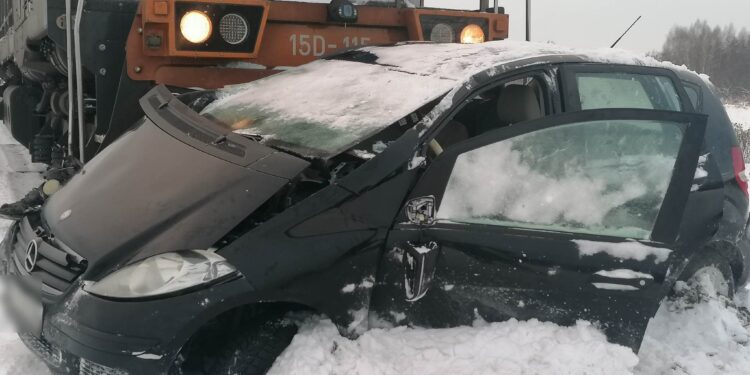 Dąbrowica: Wypadek na przejeździe kolejowym