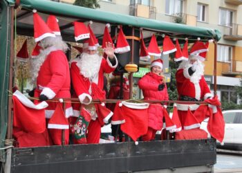 Tarnobrzeg. XIX Parada Mikołajów. Tłumy na placu Bartosza.