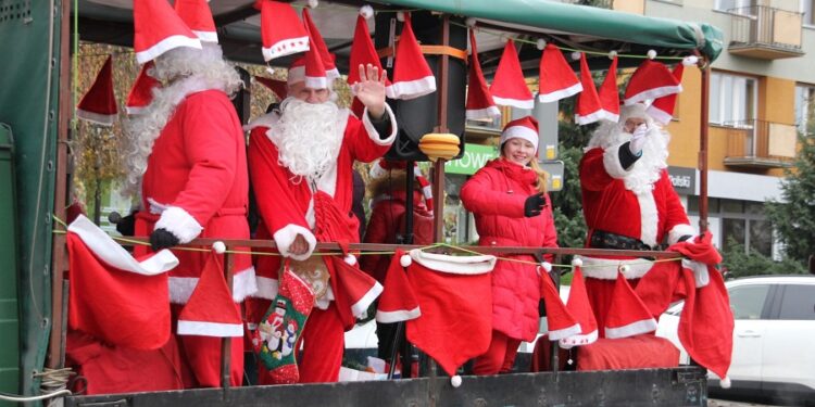 Tarnobrzeg. XIX Parada Mikołajów. Tłumy na placu Bartosza.