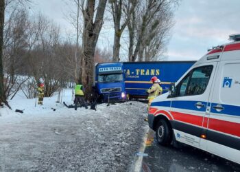 Tarnobrzeg. Zderzenie osobówki i TIRa.