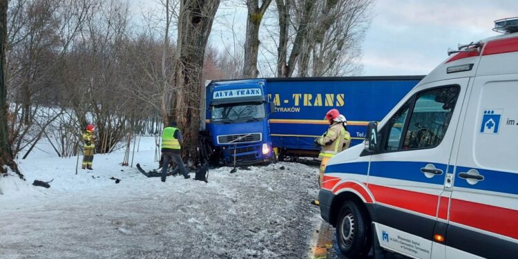 Tarnobrzeg. Zderzenie osobówki i TIRa.