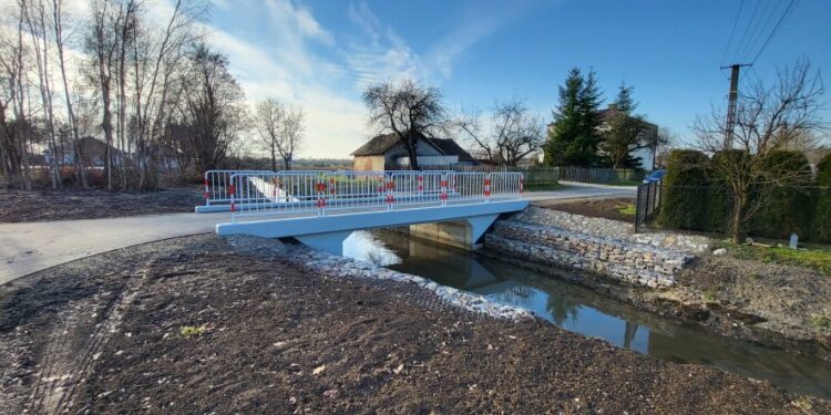 Tuszów Narodowy: Chodnik i drogi w Maliniu