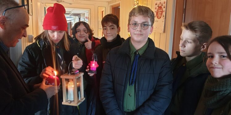 Tarnobrzeg. Betlejemskie Światło Pokoju w Radiu Leliwa.