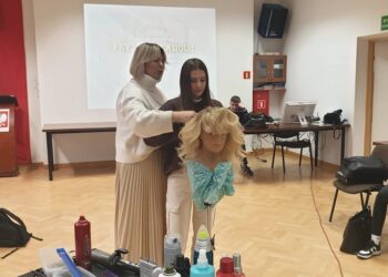 Tarnobrzeg. Młodzież poznawała tajniki tworzenia fryzur glamour.