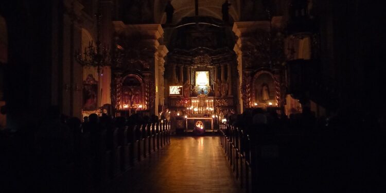 Tarnobrzeg. U Dominikanów po roratach śniadanie.