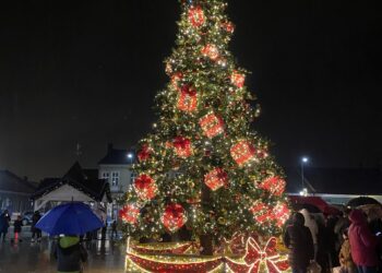 Stalowa Wola: Świąteczny Rozwadów z Mikołajem, iluminacjami i choinką