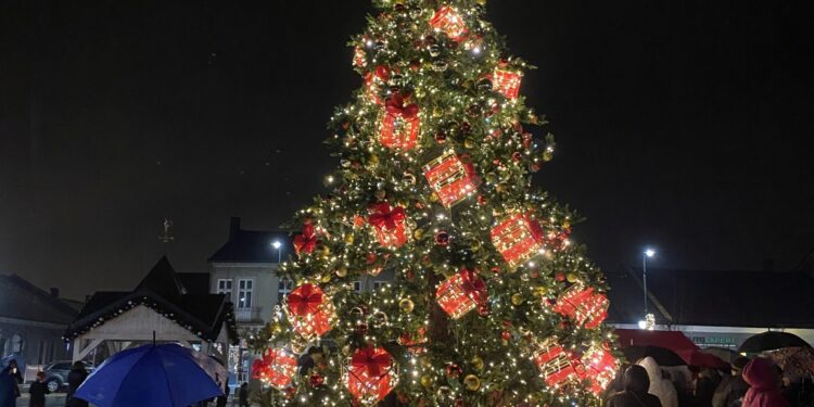 Stalowa Wola: Świąteczny Rozwadów z Mikołajem, iluminacjami i choinką