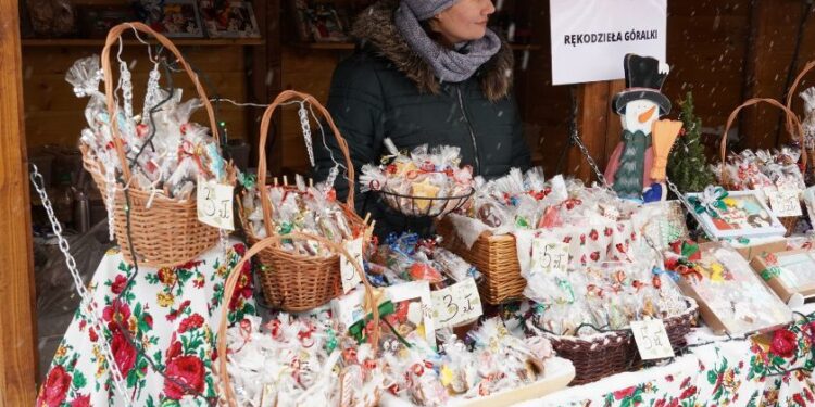 Stalowa Wola: Bożonarodzeniowy jarmark i otwarcie rozwadowskiego rynku w zimowej scenerii