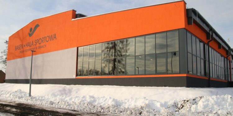 Stany: Pływalnia z halą sportową przy szkole oddana do użytku