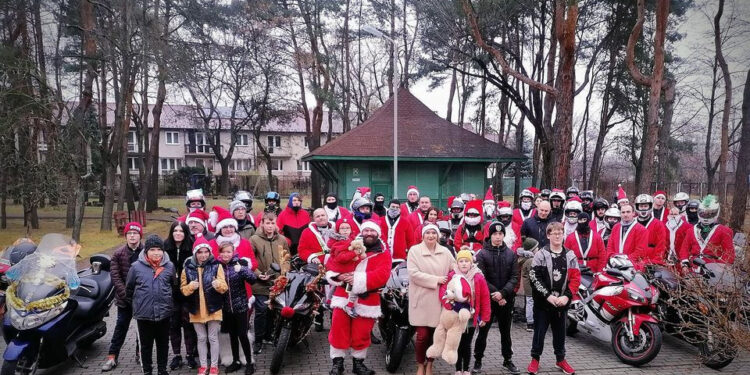 Stalowa Wola: Banda świętego Mikołaja na motocyklach odwiedzi mieszkańców w niedzielę