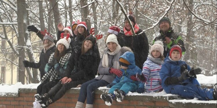 Tarnobrzeg. Nauczyciele i uczniowie z „Górnika” nagrali świąteczną piosenkę.