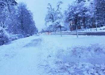 Stalowa Wola: MZK walczy ze śniegiem a mieszkańcy narzekają na stan odśnieżenia