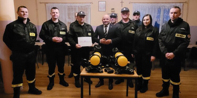 Janowice: Aparaty do ochrony dróg oddechowych dla druhów OSP.