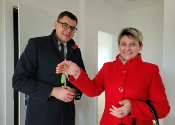 Sandomierz: Pierwsi lokatorzy bloku komunalno-socjalnego odebrali klucze.