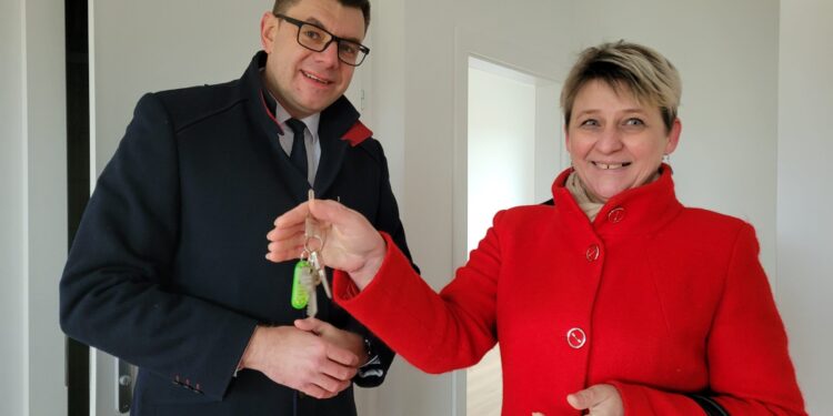 Sandomierz: Pierwsi lokatorzy bloku komunalno-socjalnego odebrali klucze.