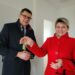 Sandomierz: Pierwsi lokatorzy bloku komunalno-socjalnego odebrali klucze.
