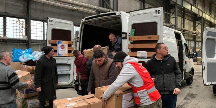 Sandomierz: 31. transport pomocy humanitarnej Caritas Diecezji Sandomierskiej dla Ukrainy.