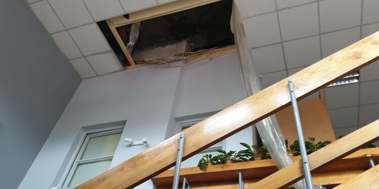 Tarnobrzeg. W bibliotece runął fragment podwieszonego sufitu.