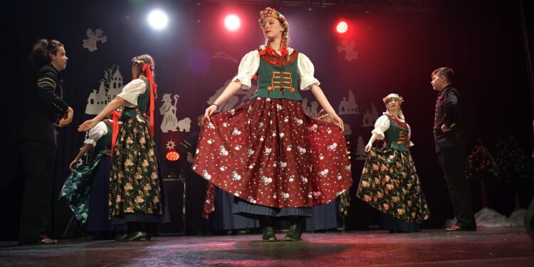 Sandomierz: „Wieczór tańców i kolęd polskich” przy pełnej widowni.
