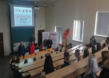 Tarnobrzeg. Ratownik wodny, strażak, policjant i żołnierz mówili dzieciom o bezpieczeństwie.