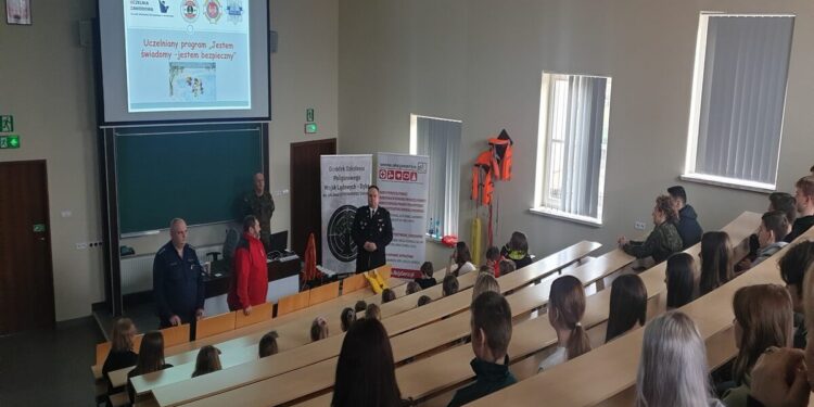 Tarnobrzeg. Ratownik wodny, strażak, policjant i żołnierz mówili dzieciom o bezpieczeństwie.