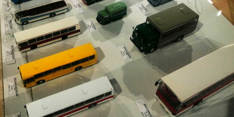 Stalowa Wola: W Muzeum COP można oglądać wystawę modeli samochodów z minionej epoki