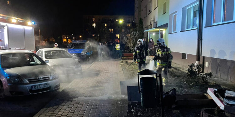 Gorzyce. Pożar mebli i śmieci w piwnicy bloku