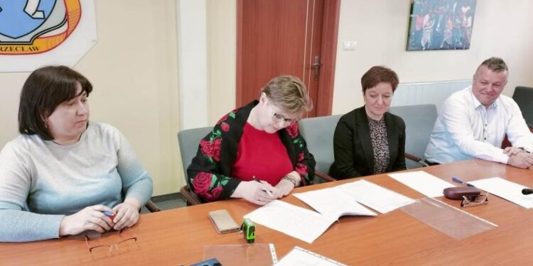 Przecław: Jest umowa na budowę Sali gimnastycznej w Kiełkowie!