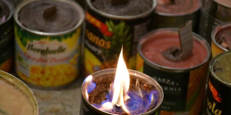 Dębica:  Świece okopowe z Dębicy będą ogrzewać ukraińskich żołnierzy