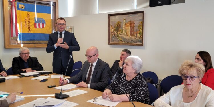 Sandomierz: Ponad 20 domów do wyburzenia i wieś podzielona na pół – rada powiatu interweniuje w sprawie S74.