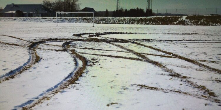 Kolbuszowa: Odpowiedzą za zniszczenie boiska