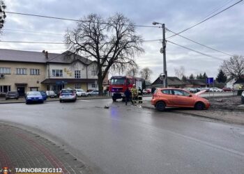 Grębów: Zderzenie dwóch samochodów