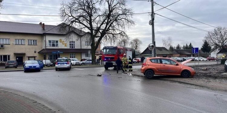 Grębów: Zderzenie dwóch samochodów